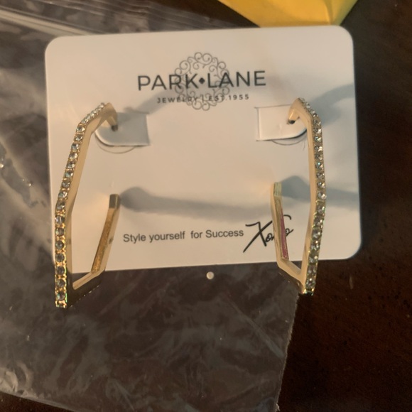 Park Lane goldtone Statement earrings - Picture 1 of 1